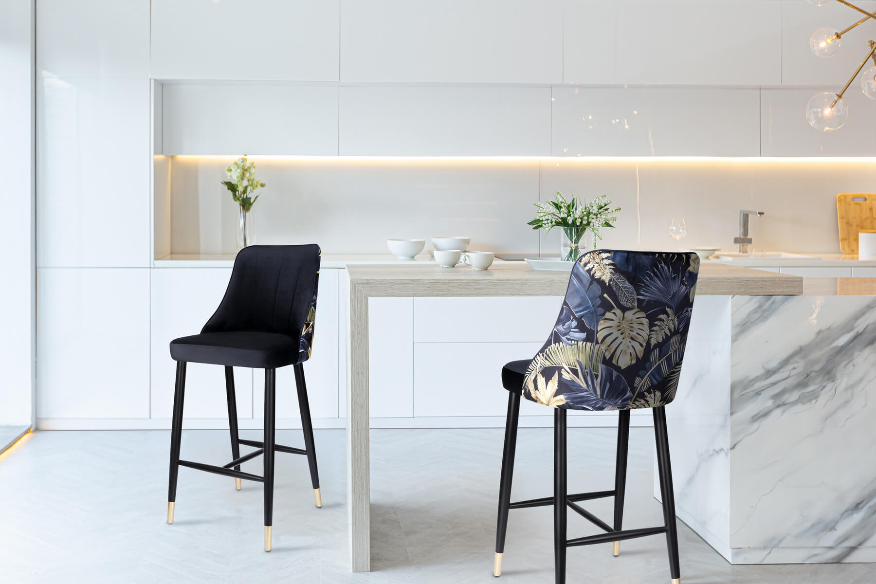 Hoker Madonna w Magic velvet 2219 w kuchni z plecami we wzór z liści 